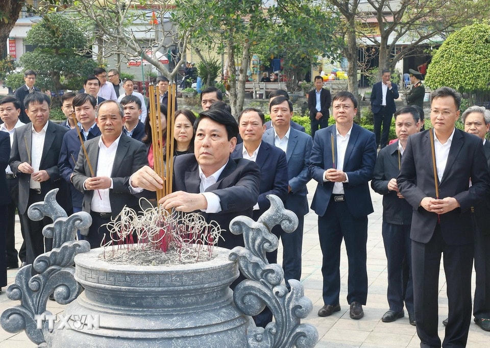 Chủ tịch nước Lương Cường và đoàn công tác dâng hương tại Khu lưu niệm Tổng Bí thư Nguyễn Văn Linh ở xóm Cả, làng Yên Phú, xã Giai Phạm, huyện Yên Mỹ, Hưng Yên. (Ảnh: Lâm Khánh/TTXVN)