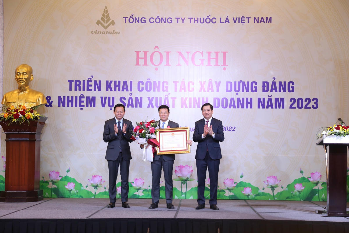 Thừa ủy quyền của Chủ tịch nước, ông Nguyễn Long Hải – Bí thư Đảng ủy Khối Doanh nghiệp Trung ương trao Huân chương Lao động Hạng ba (giai đoạn 2016 – 2020) cho Ông Hà Quang Hòa – Tổng giám đốc Vinataba