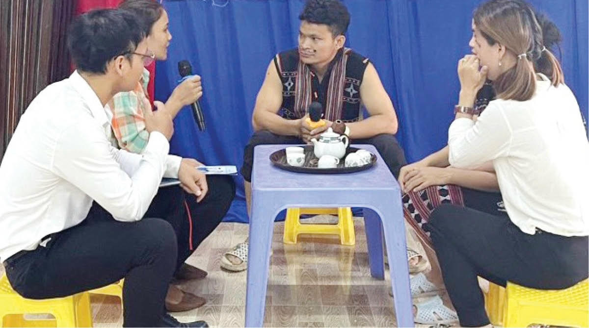 Tuyên truyền phòng chống tảo hôn và hôn nhân cận huyết thống bằng hình thức sân khấu hóa trên địa bàn huyện A Lưới.