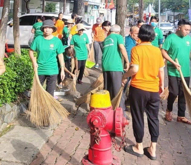 Các thành viên Tổ TQBVMT&ƯPBĐKH của Phật tử chùa Tây Tạng vệ sinh môi trường trên các tuyến đường thuộc khu phố 10.