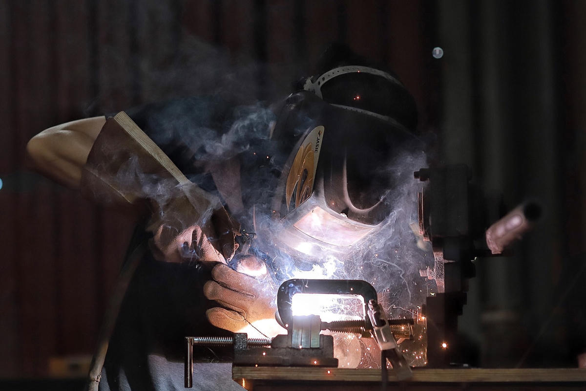 9X bỏ việc, về học rèn dao bằng loại thép cổ huyền thoại