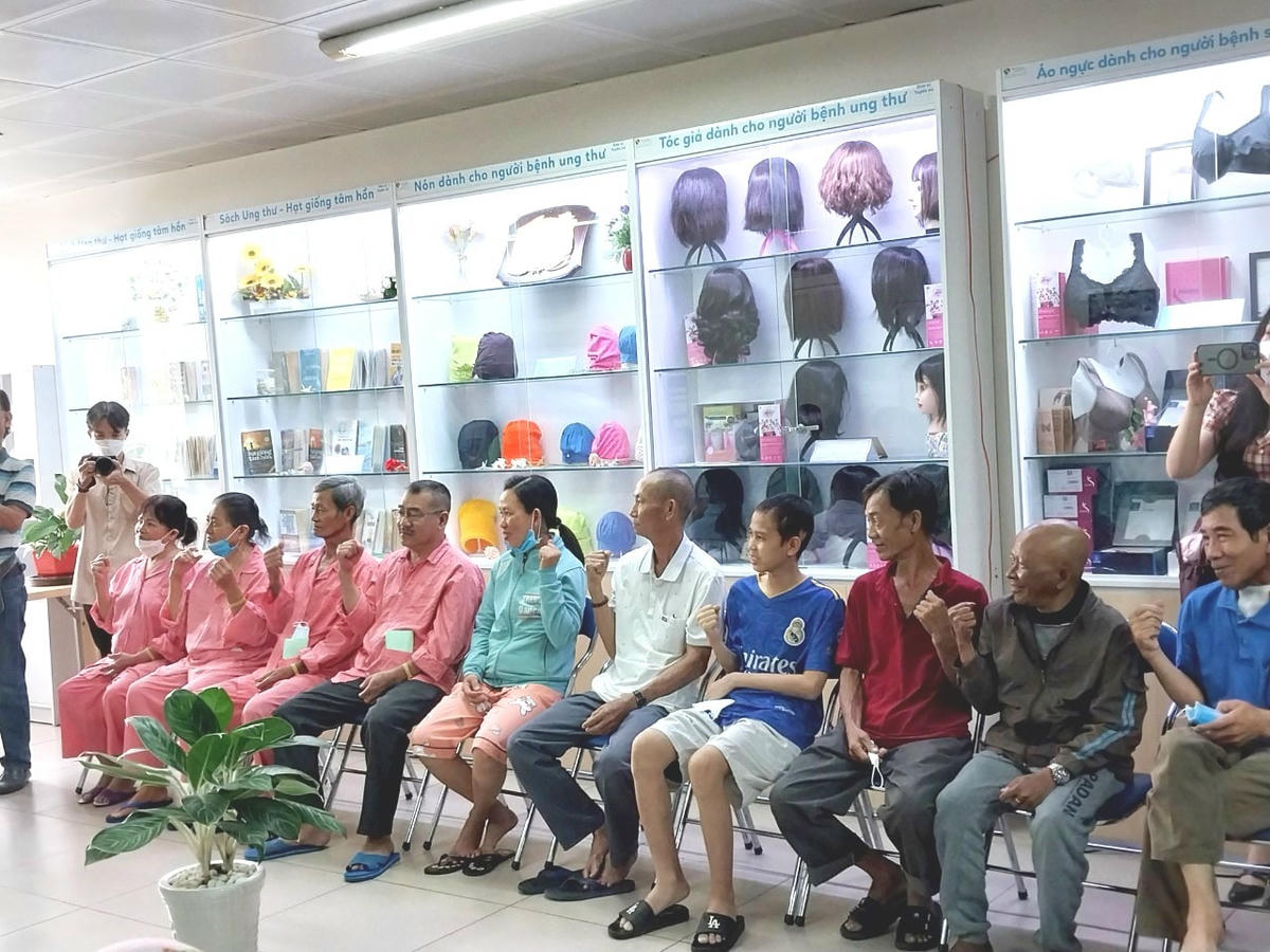 Bệnh nhân ung thư tham gia trò chơi để khởi động chương trình.