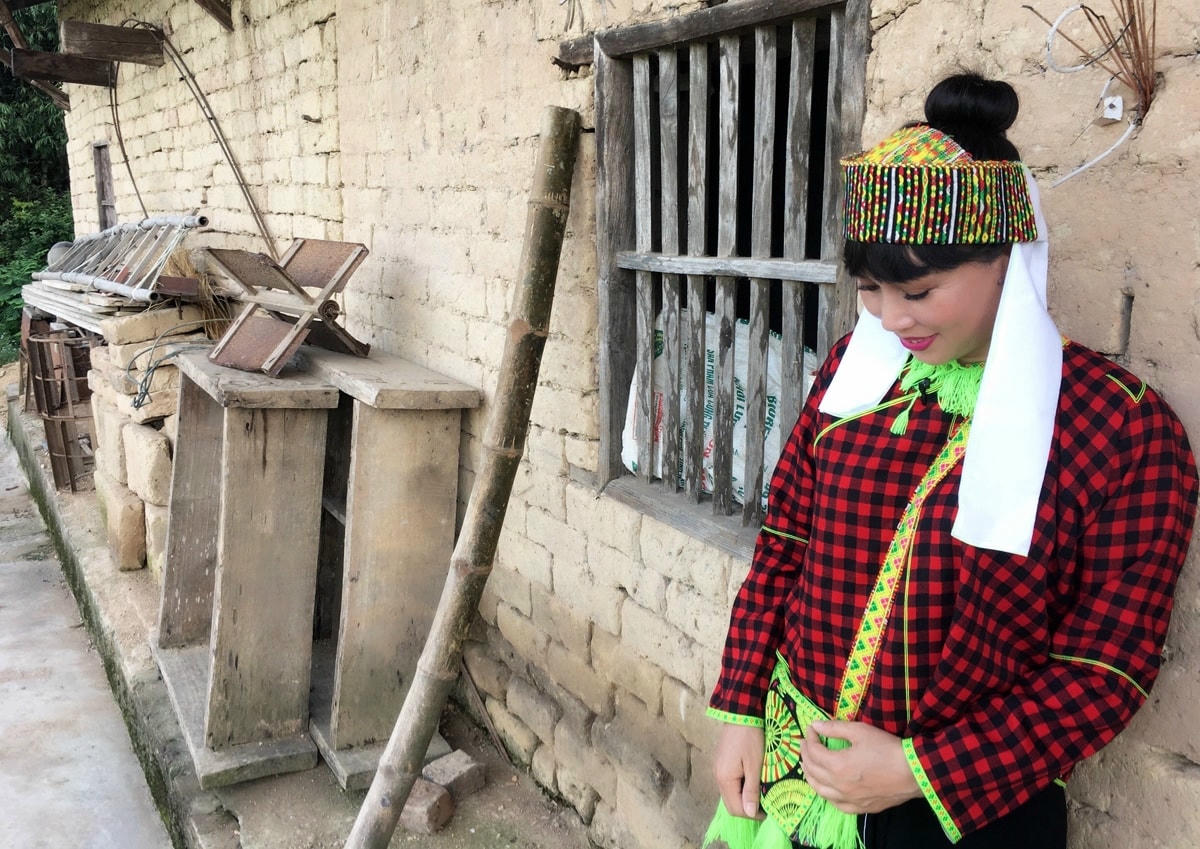 Trang phục của phụ nữ dân tộc Nùng (Lạng Sơn).