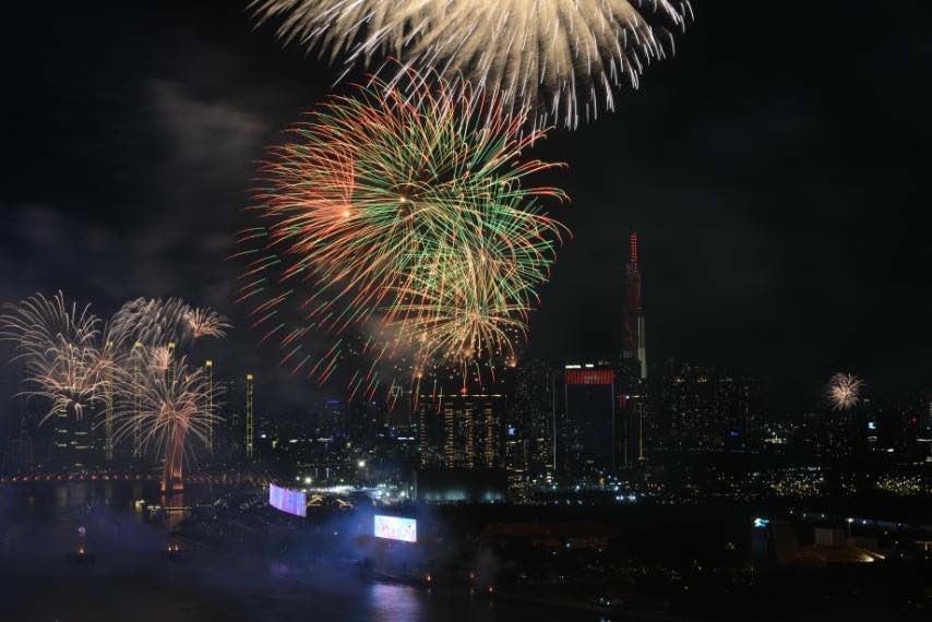 Tiếng pháo hoa không chỉ mang lại những cảm xúc tuyệt vời cho mỗi người dân Thành phố Hồ Chí Minh. (Ảnh: Mạnh Linh/TTXVN)