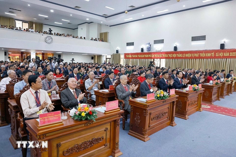 Chủ tịch Quốc hội Trần Thanh Mẫn và đại biểu thực hiện nghi thức chào cờ tại Lễ công bố Nghị quyết. (Ảnh: Doãn Tấn/TTXVN)