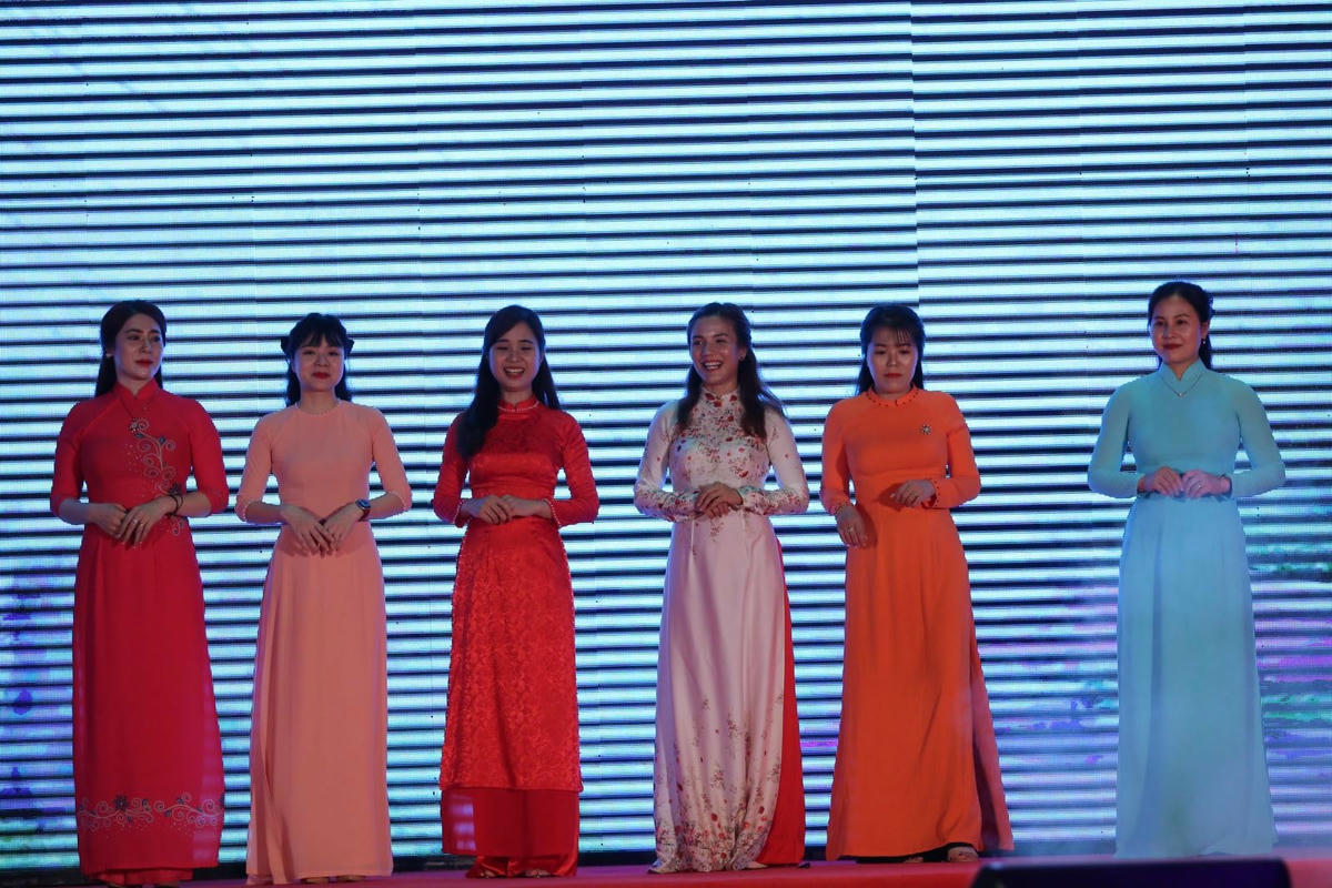 Người lao động BSR trình diễn áo dài tại Ngày hội văn hoá BSR.