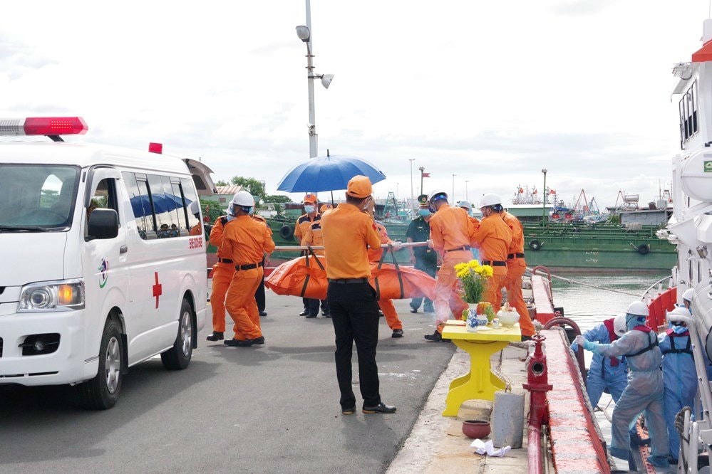 Các thi thể thuyền viên được đại diện chủ tàu là công ty TNHH Hoyer Transport Việt Nam đưa về nhà tang lễ Bộ Quốc phòng (số 5 Phạm Ngũ Lão, Gò Vấp, TP HCM).