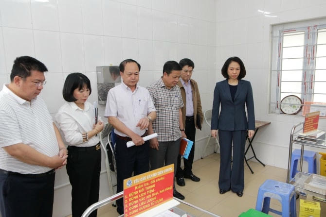 Phó Chủ tịch UBND TP Hà Nội Vũ Thu Hà đã đi kiểm tra công tác tiêm chủng vaccine sởi cho trẻ từ 6 đến dưới 9 tháng tuổi tại quận Đống Đa. Ảnh: Sở Y tế Hà Nội 