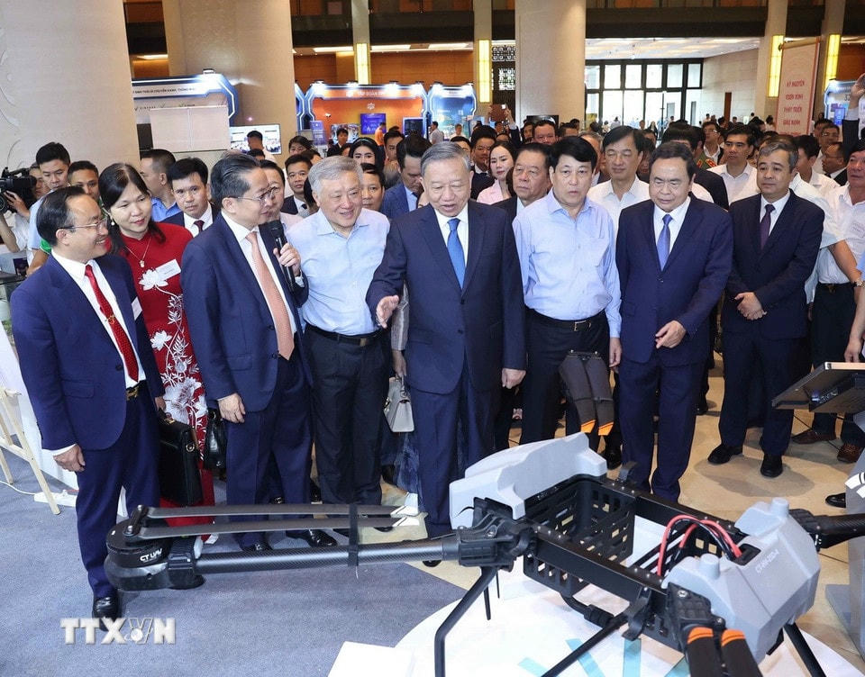 Tổng Bí thư Tô Lâm và các đại biểu tham quan triển lãm 