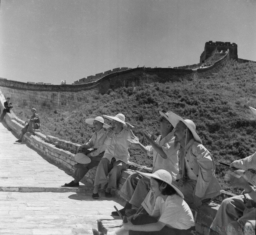 Chủ tịch Hồ Chí Minh thăm Vạn lý Trường thành, tháng 7/1955. (Ảnh: TTXVN)