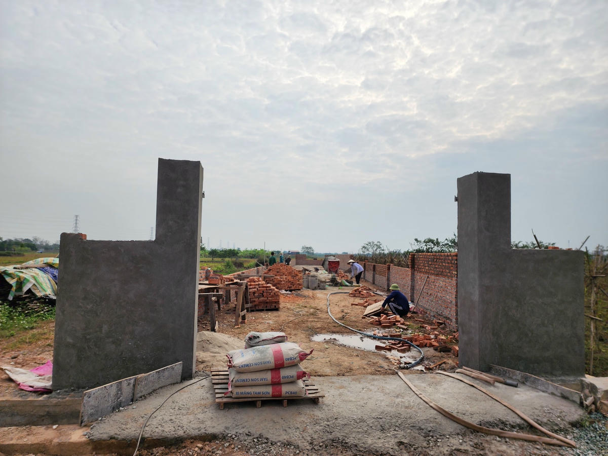 Ngay trong lúc nhiều công trình trái phép bị tháo dỡ, vẫn có những công trình đang xây dựng