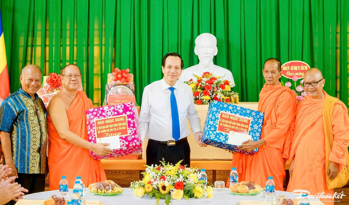 A- Bt Đào ngọc Dung tặng quà