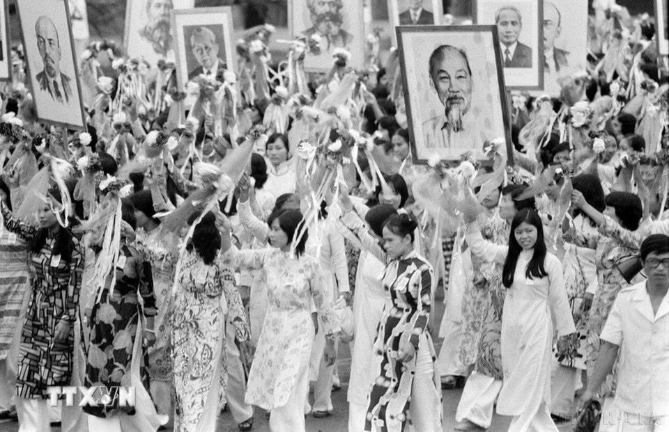 Các khối quần chúng diễu qua lễ đài. (Ảnh: Kim Hùng/TTXVN)