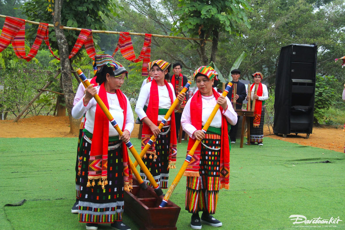 Biểu diễn giã bánh bằng lóng gỗ. Ảnh: Phạm Sỹ.