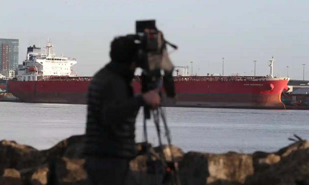 Một nhóm đưa tin về vụ tàu Nave Andromeda ở Southampton, ngày 26/10/2020. Ảnh: PA.