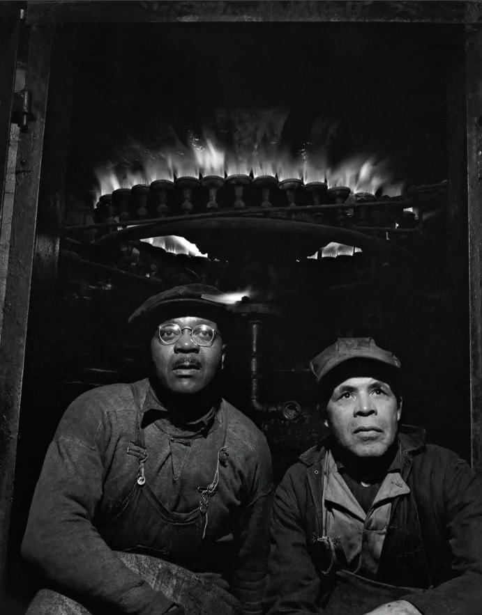 Những chiếc ấm ba tầng khổng lồ được làm nóng bằng các tia khí bao quanh đáy. Ảnh: The Guardian.