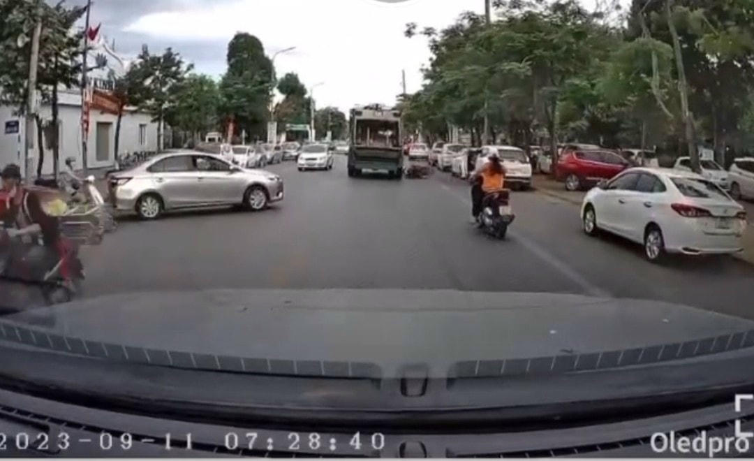 Hiện trường vụ tai nạn. (Ảnh cắt từ clip).