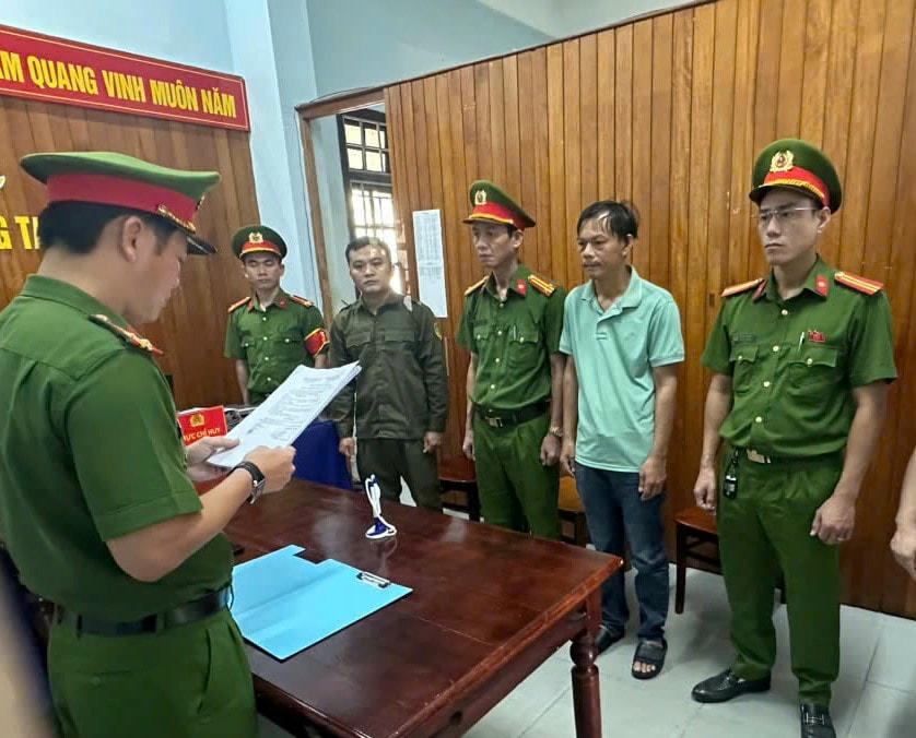 Lực lượng Công an đọc quyết định khởi tố đối tượng Phan Hoàng Phúc. Ảnh: Công an cung cấp.