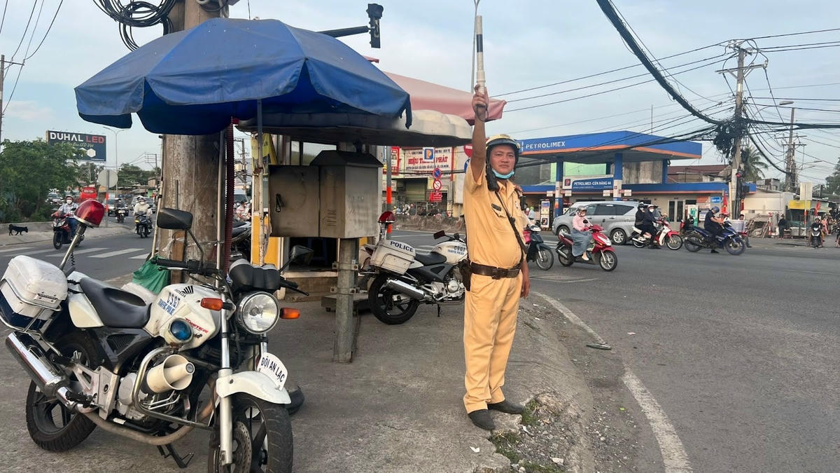 Đội CSGT An Lạc đang điều tiết giao thông ngày mùng 6 Tết Nguyên đán.