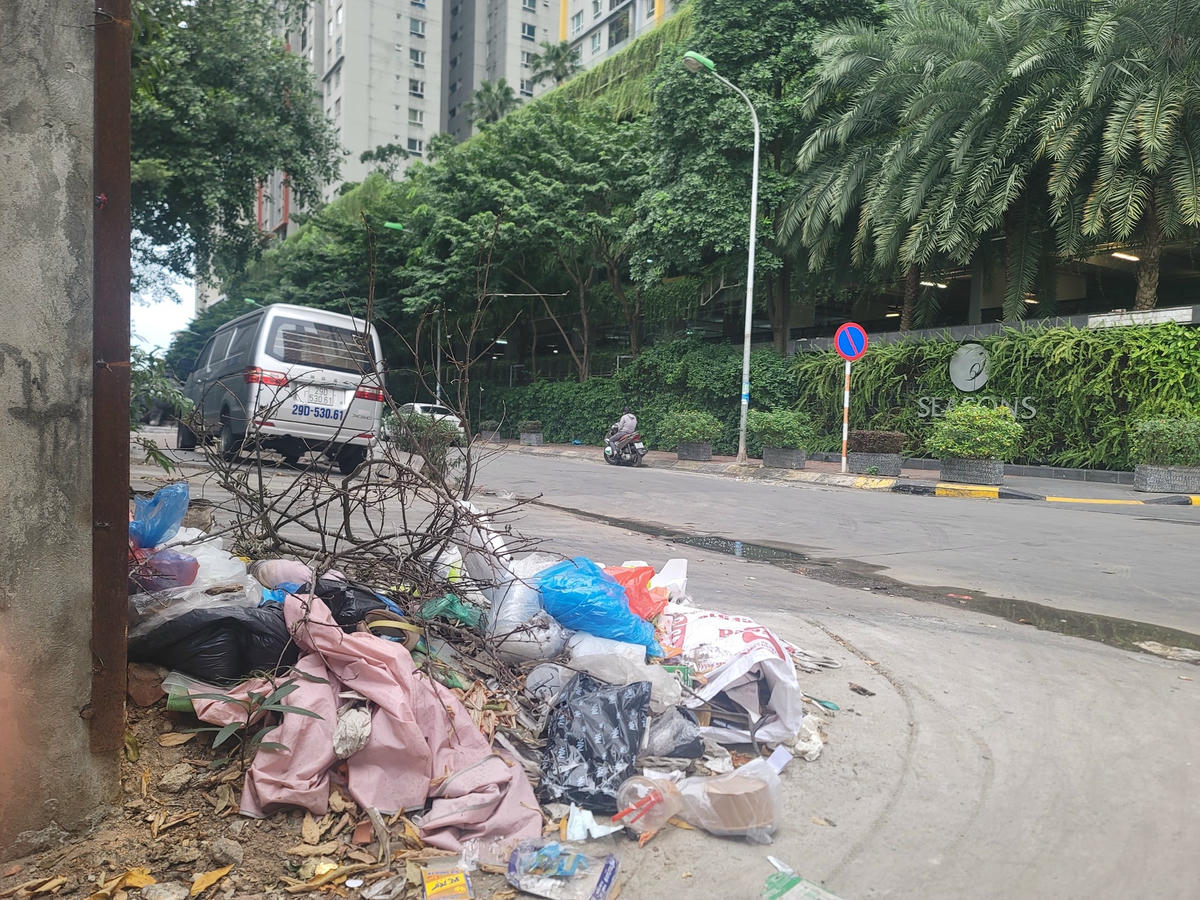 Một điểm trước cổng chung cư Seasons Avenue cũng trở thành nơi tập kết rác hàng ngày.