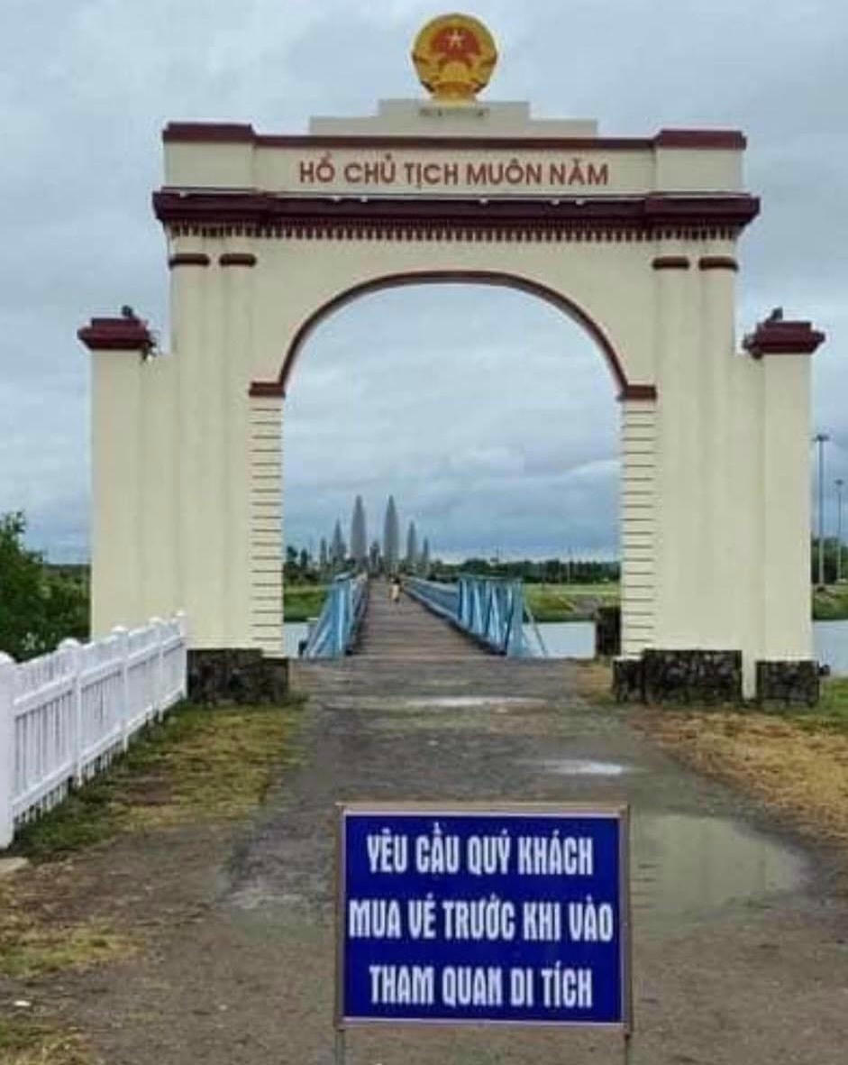 Tấm biển “Yêu cầu quý khách mua vé trước khi vào tham quan di tích” cùng với barie đặt trước đường dẫn vào di tích cầu Hiền Lương.