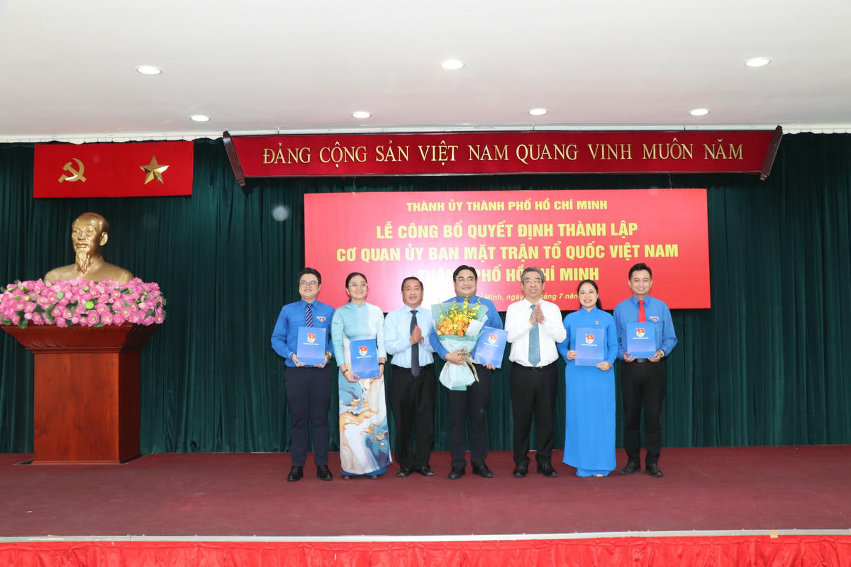 Trao Quyết định nhân sự Bí thư, Phó Bí thư Thành đoàn TP Hồ Chí Minh. Ảnh Q.Định.