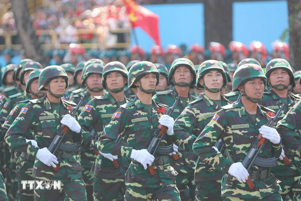Lực lượng Quân đội nhân dân Lào tham gia Tổng duyệt kỷ niệm 50 năm Ngày Giải phóng miền Nam, thống nhất đất nước. (Ảnh: Thanh Vũ/TTXVN)