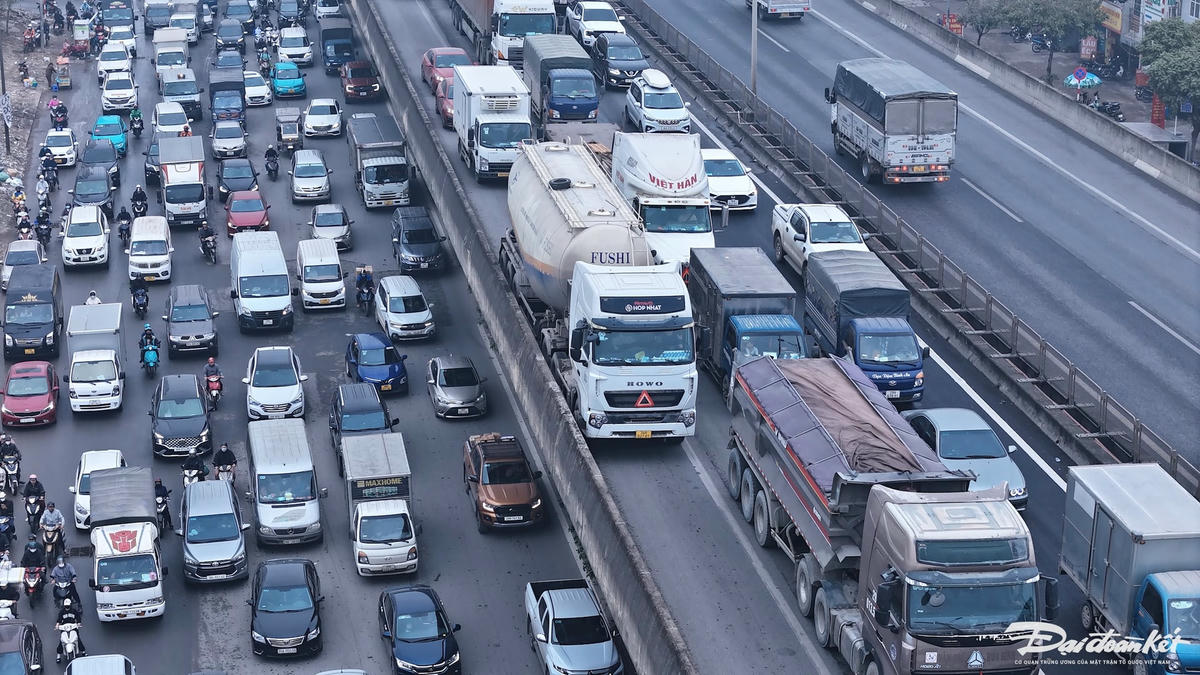 Tuyến đường Vành đai 3 (đoạn qua quận Hoàng Mai) ùn tắc kéo dài. Nhiều phương tiện đi vào làn khẩn cấp.