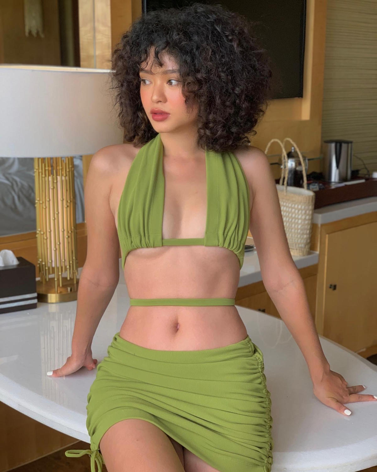 Hoàng Như Mỹ, 25 tuổi, mang SBD 320, đến từ Lâm Đồng, tốt nghiệp Cử nhân Luật Kinh tế tại Đại học Ngoại ngữ và Tin học TP HCM. Cô hiện đang theo học tại Học viện tư pháp TP HCM. 