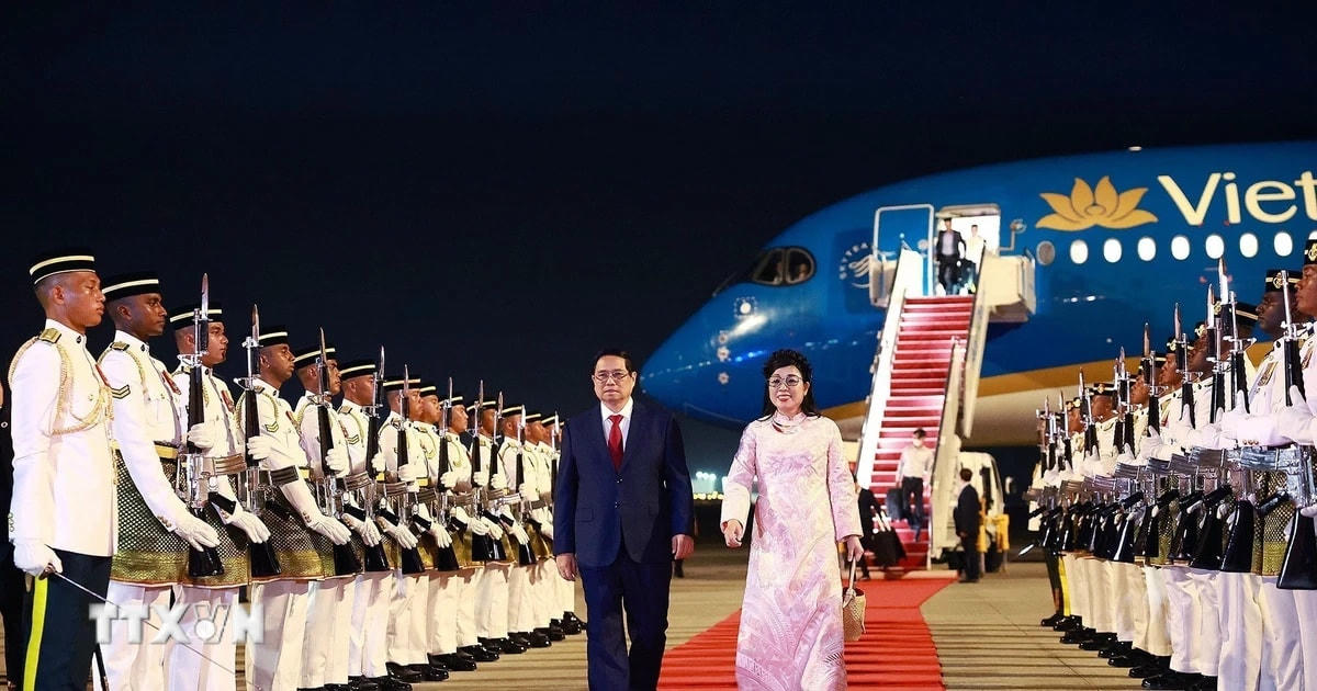 Lễ đón Thủ tướng Phạm Minh Chính và Phu nhân đến thủ đô Kuala Lumpur bắt đầu chuyến thăm chính thức Malaysia và tham dự Hội nghị Cấp cao ASEAN lần thứ 46. (Ảnh: Dương Giang/TTXVN)