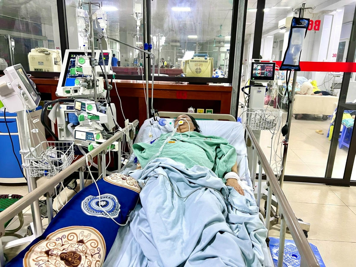 Bệnh nhân nặng được hỗ trợ tích cực từ các máy móc thiết bị tại khoa HSTC.