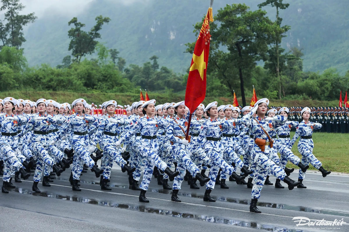 Khối nữ sĩ quan Quân y. Ảnh: Quang Vi