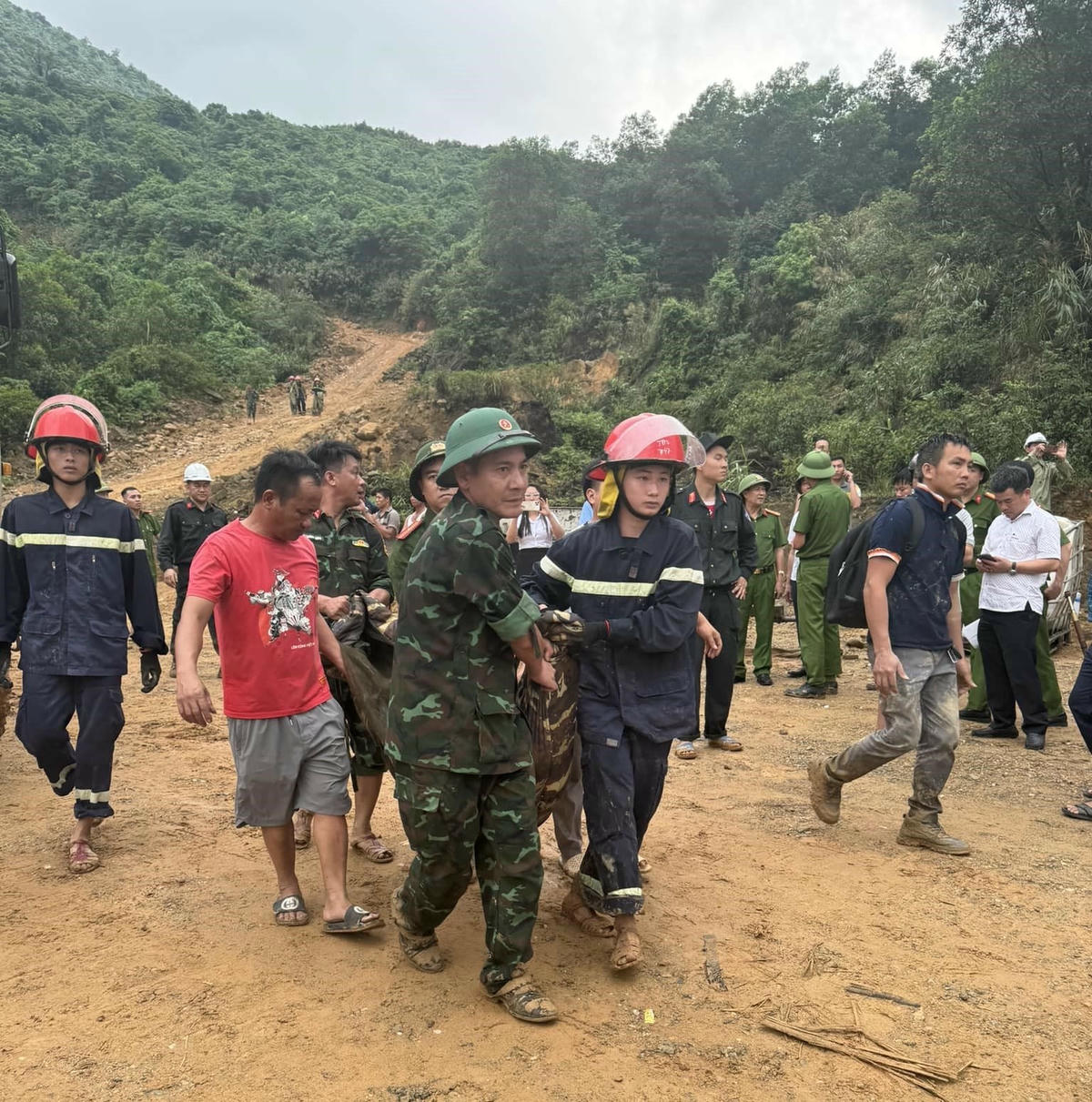 Đưa các nạn nhân bị thương đi cấp cứu. Ảnh: BT