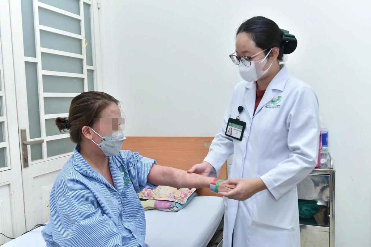 Ths.Bs Danh Bao Khánh điều trị cho bệnh nhân