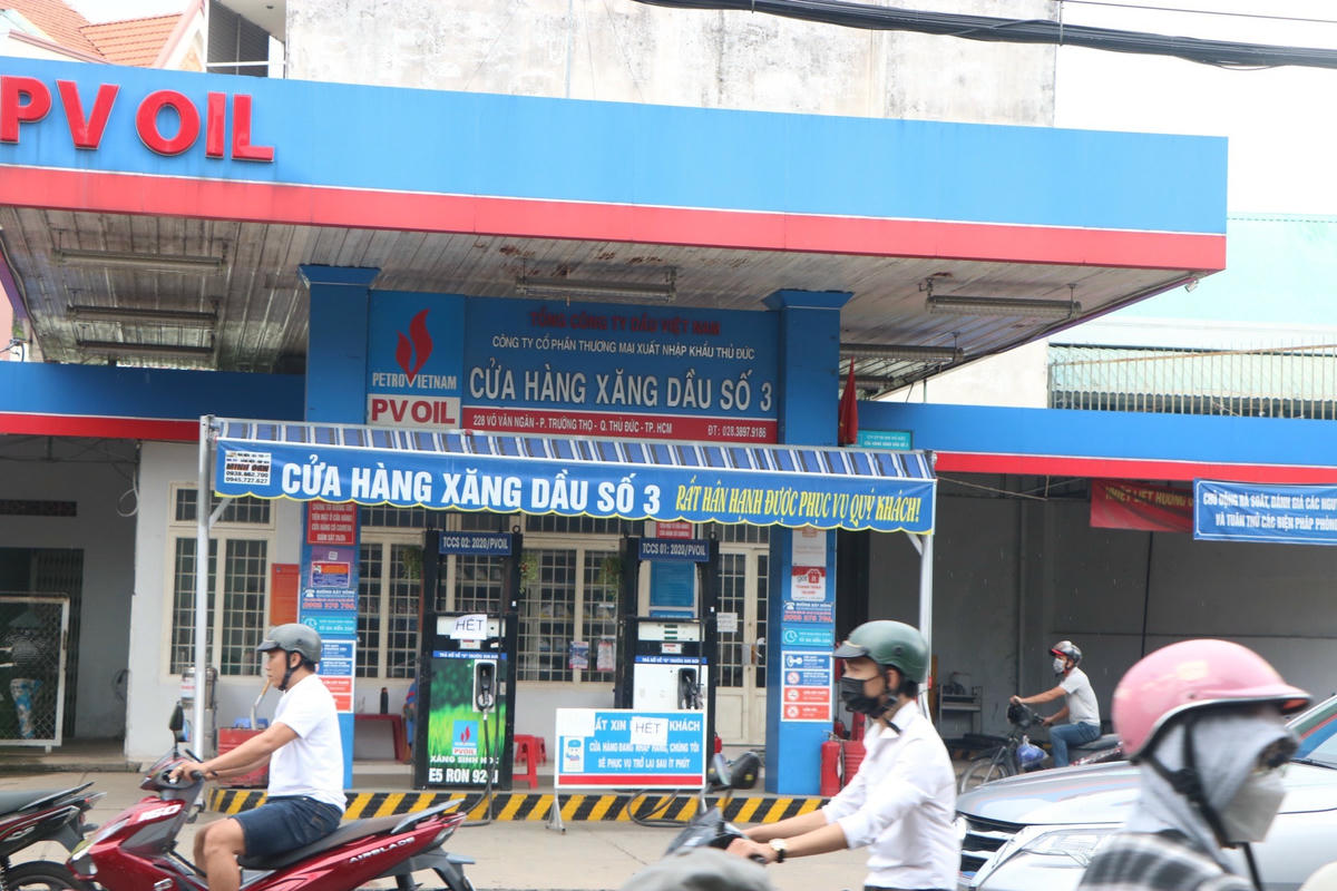 Một số cửa hàng thông báo tạm nghỉ vì hết xăng.
