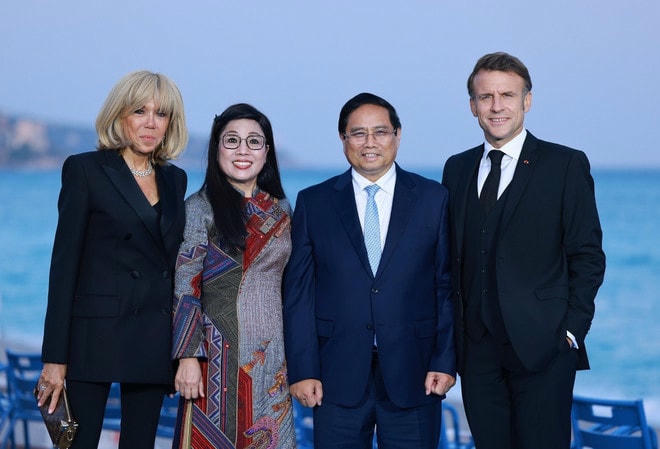 Tối 8/6, giờ địa phương (rạng sáng 9/6, giờ Hà Nội), Tổng thống Pháp Emmanuel Macron và Phu nhân tổ chức tiệc chiêu đãi trọng thể chào mừng Thủ tướng Phạm Minh Chính và Phu nhân cùng lãnh đạo cấp cao các nước tham dự Hội nghị Đại dương Liên hợp quốc lần thứ 3, diễn ra tại thành phố Nice, Cộng hòa Pháp. (Ảnh: Dương Giang/TTXVN) vietnam-phap-2.jpg