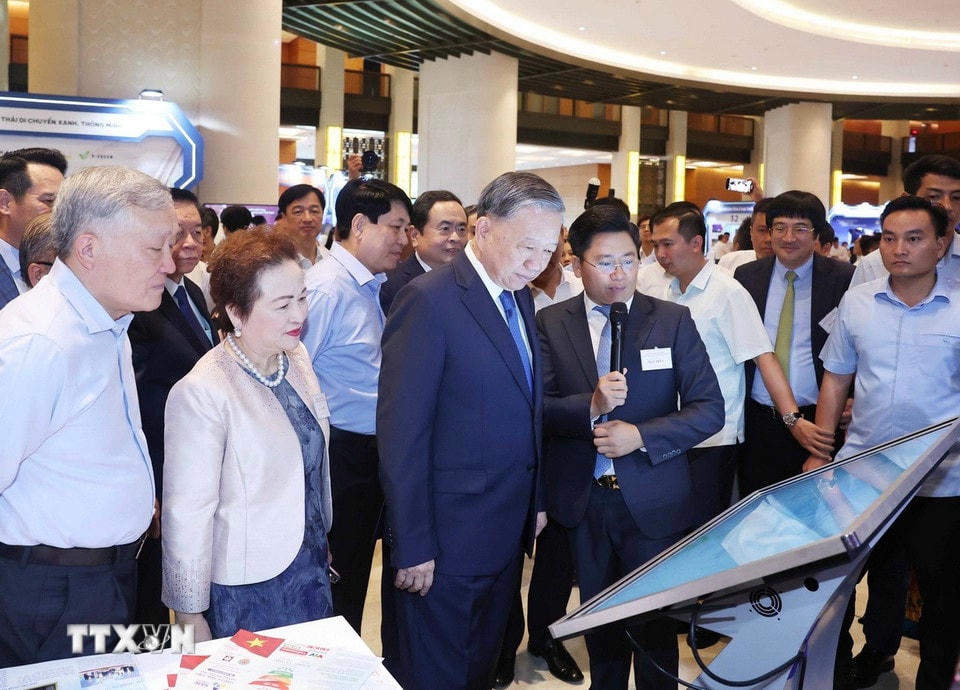 Tổng Bí thư Tô Lâm và các đại biểu tham quan triển lãm 