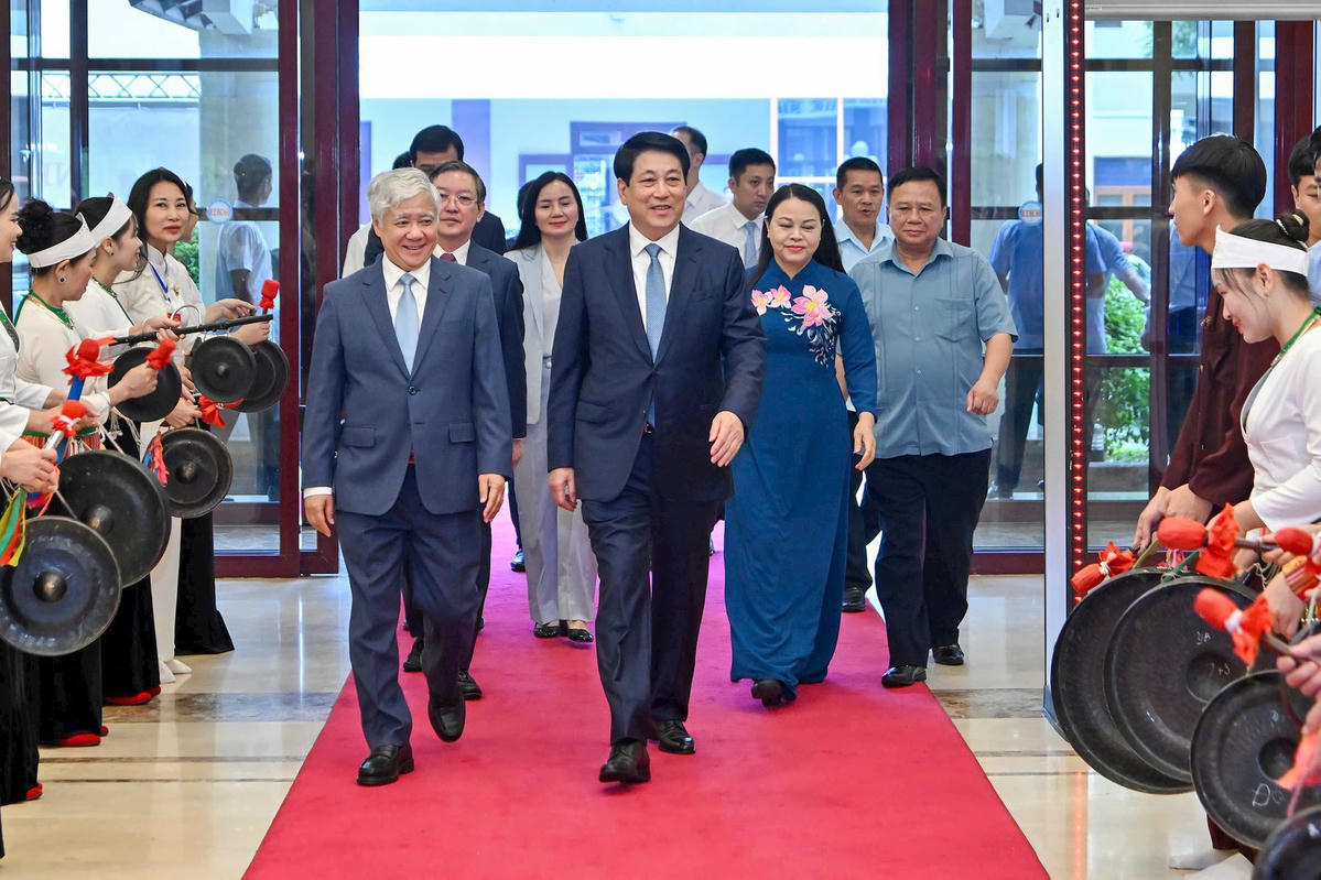 Chủ tịch nước Lương Cường, Chủ tịch UBTƯ MTTQ Việt Nam Đỗ Văn Chiến và các đại biểu tham dự chương trình gặp mặt.