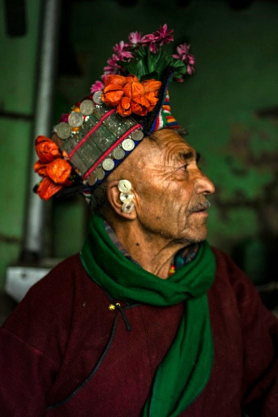 Những bộ trang phục rực rỡ sắc màu của tộc người Brogpas. Ảnh: VICE.