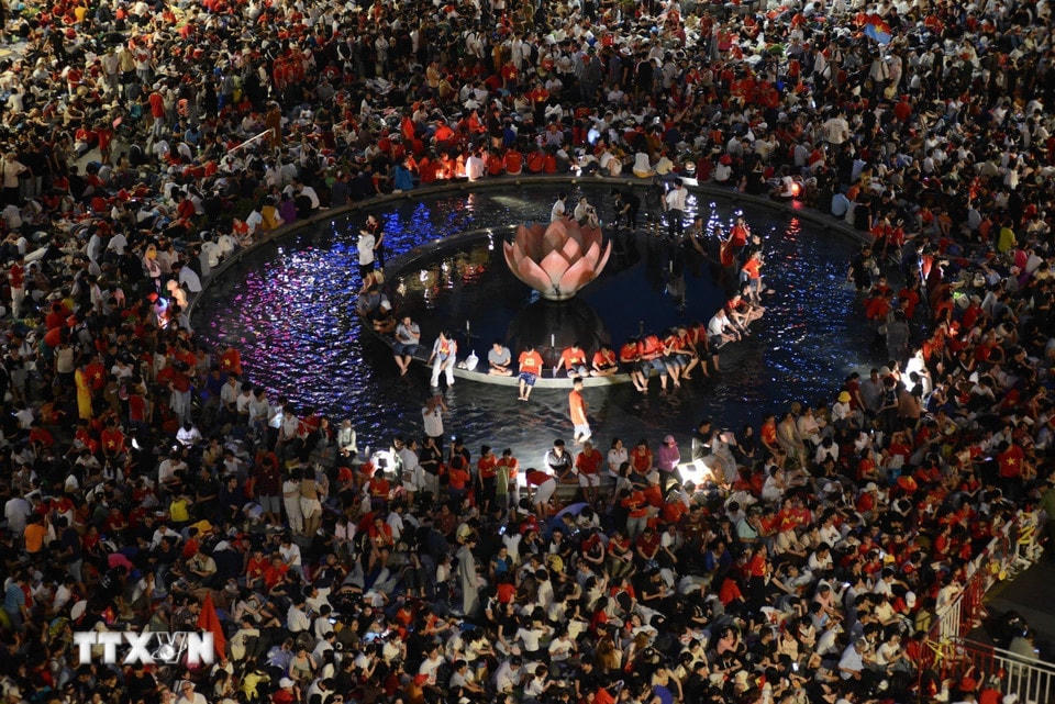 Hàng chục ngàn người đổ về trung tâm Thành phố Hồ Chí Minh tham dự Lễ kỷ niệm, diễu binh, diễu hành 50 năm Ngày Giải phóng miền Nam, thống nhất đất nước. (Ảnh: TTXVN)