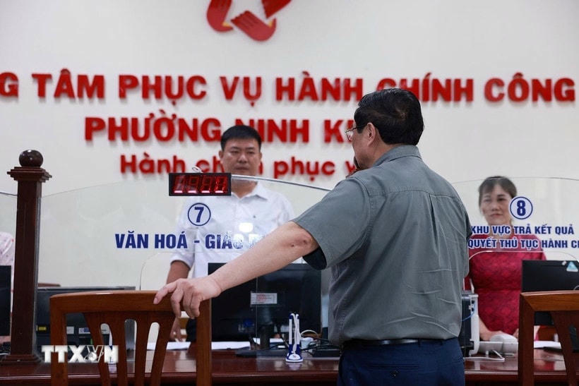 Thủ tướng Phạm Minh Chính thăm, kiểm tra tình hình hoạt động của Trung tâm Phục vụ hành chính công phường Ninh Kiều. (Ảnh: Dương Giang/TTXVN)