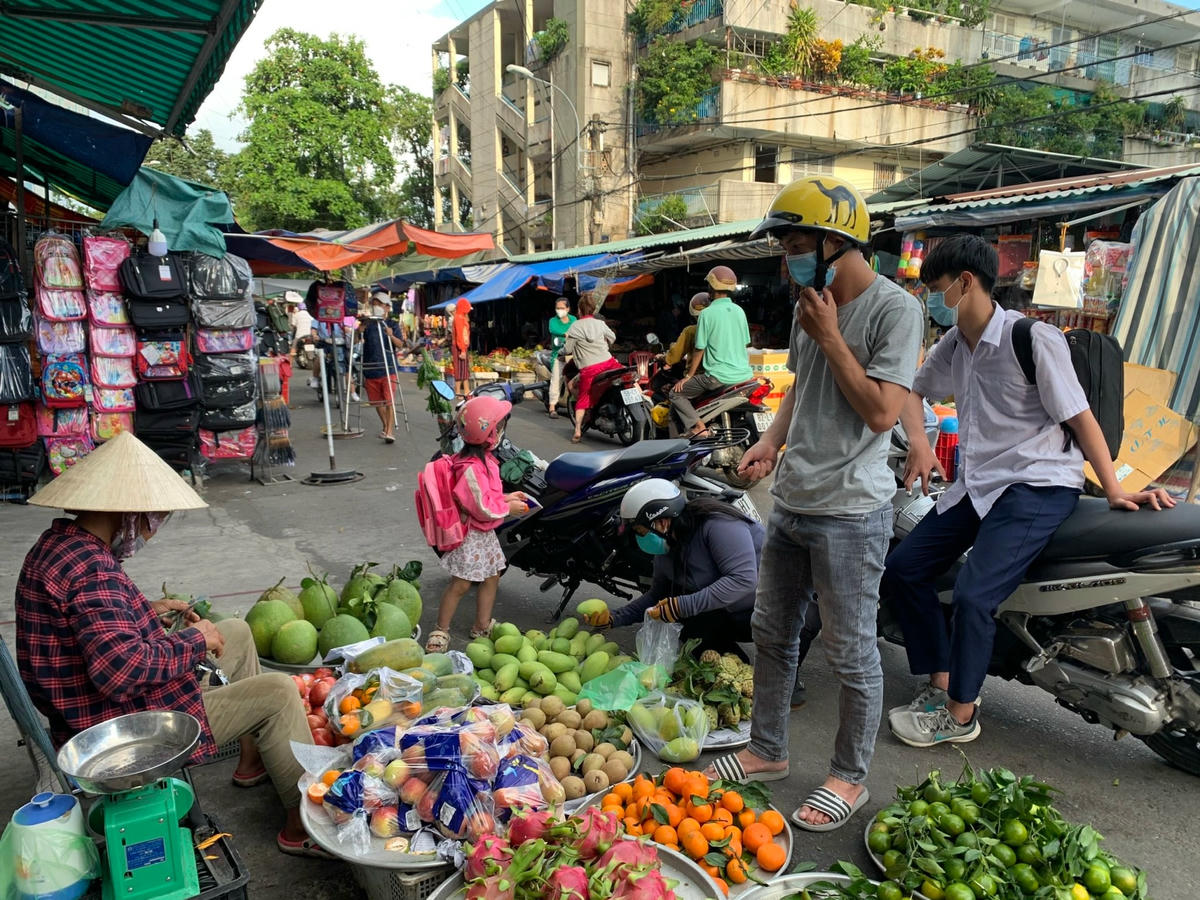 Lương không tăng, thu nhập giảm nhưng giá cả hàng hóa tăng chóng mặt.