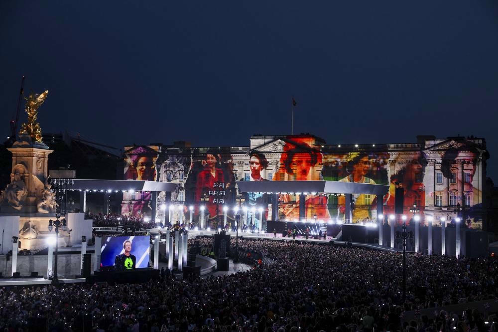 Hình ảnh của Nữ hoàng Elizabeth II được chiếu lên Cung điện Buckingham. Ảnh: AP.