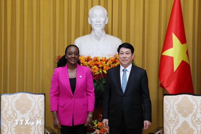 Chủ tịch nước Lương Cường với Bộ trưởng Bộ Quốc phòng Kenya Soipan Tuya. (Ảnh: Lâm Khánh/TTXVN) ttxvn-chu-tich-nuoc-luong-cuong-tiep-bo-truong-bo-quoc-phong-kenya-1704-2.jpg