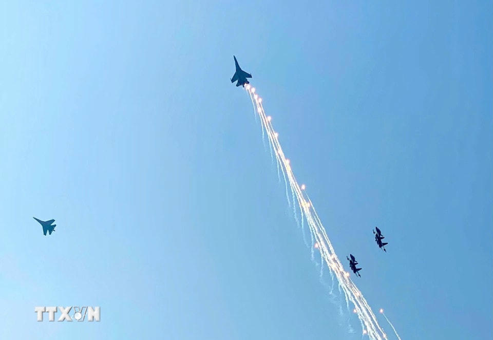 Màn trình diễn phun bẫy nhiệt của máy bay tiêm kích Su-30MK2 trên bầu trời Thành phố Hồ Chí Minh. (Ảnh: Hồng Giang/TTXVN)