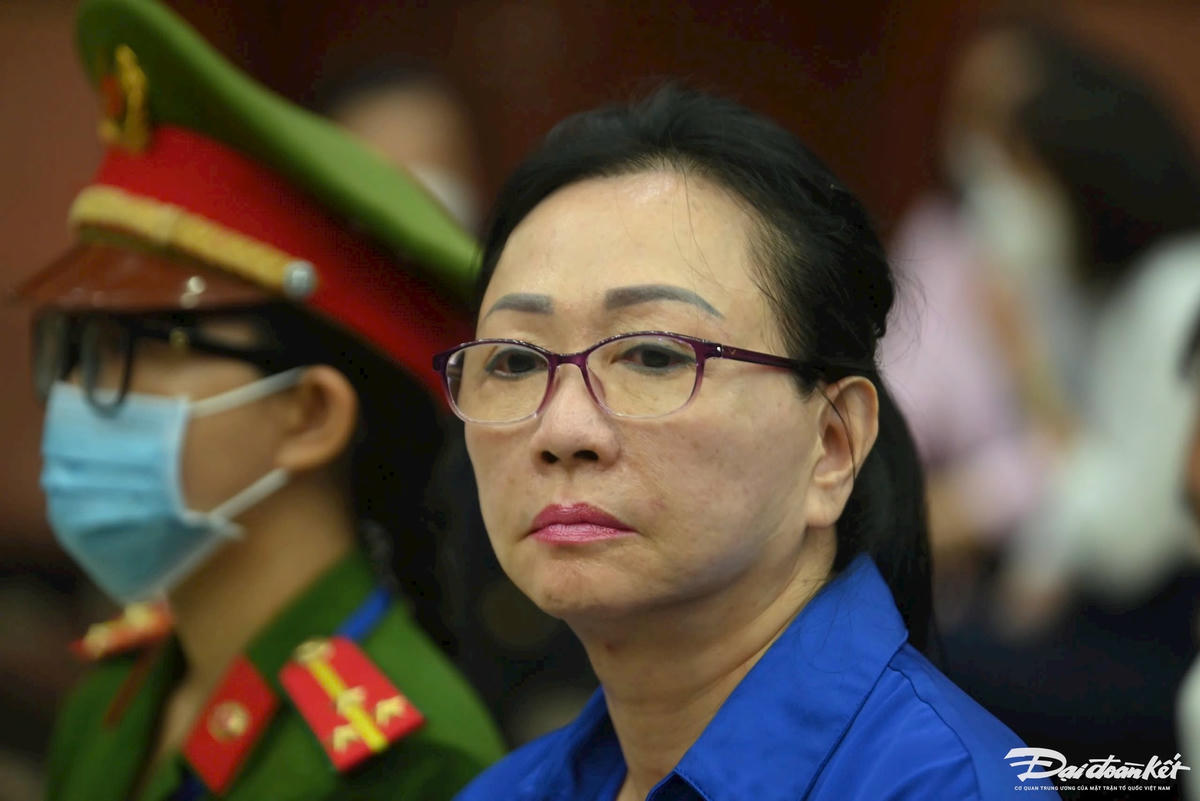 Bị cáo Trương Mỹ Lan thất thần sau khi tòa phúc thẩm tuyên phạt y án tử hình về nhiều tội danh vào ngày 3/12.