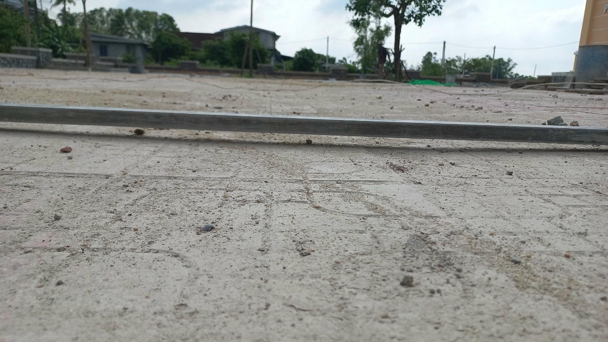 Mới thi công xong chưa lâu Hội trường UBND phường Thủy Châu đã xuất hiện sụt lún, rạn nứt.