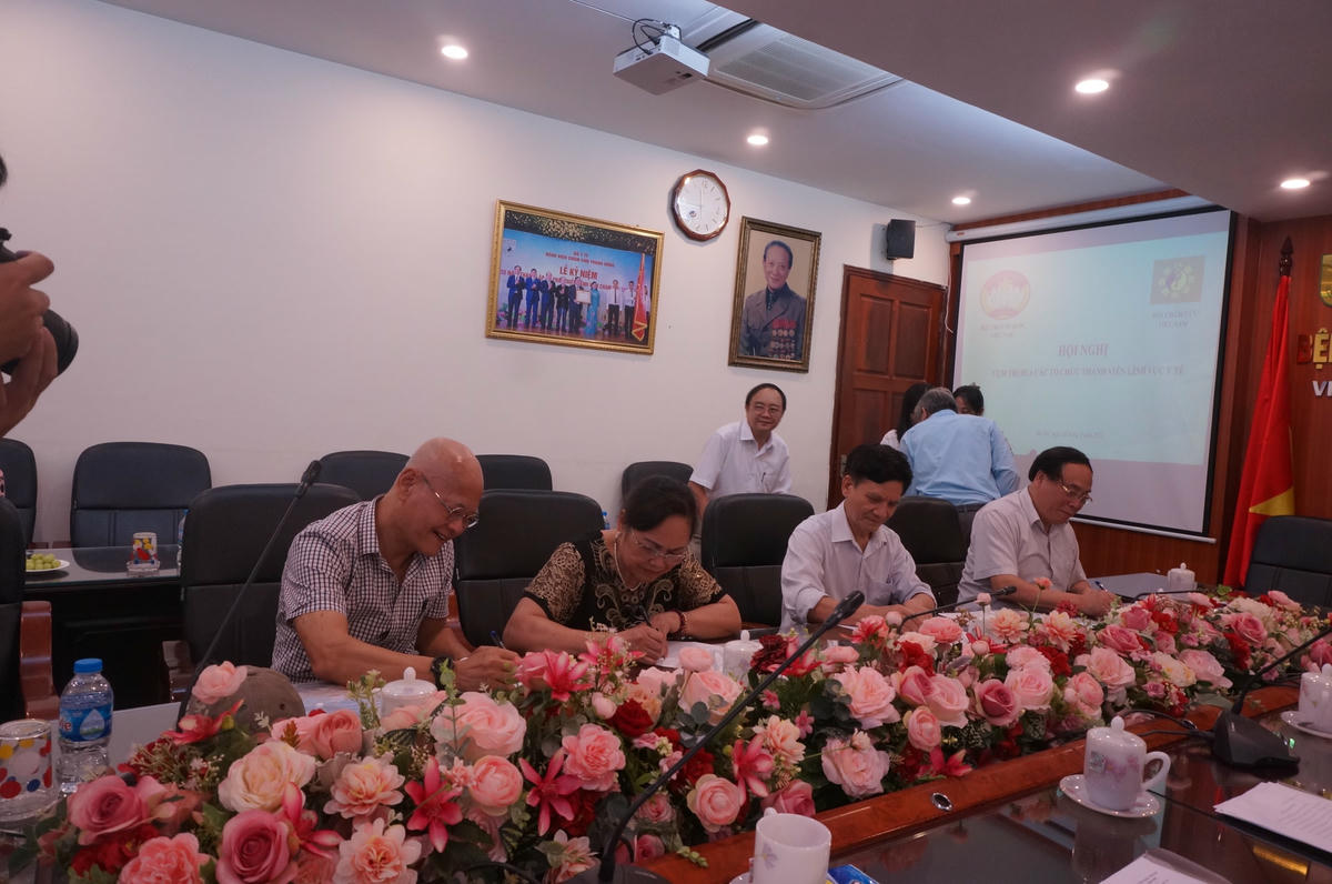 Các thành viên trong Cụm thi đua lĩnh vực Y tế ký kết bản giao ước thi đua. 