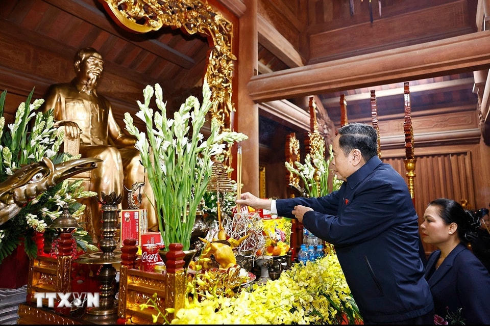Chủ tịch Quốc hội Trần Thanh Mẫn dâng hương tại Khu tưởng niệm các vị Tiền bối cách mạng. (Ảnh: Doãn Tấn/TTXVN)