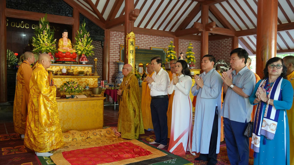 Tổ chức Đại lễ cầu siêu cho các anh hùng liệt sĩ tại Nghĩa trang Liệt sĩ Quốc gia Trường Sơn.